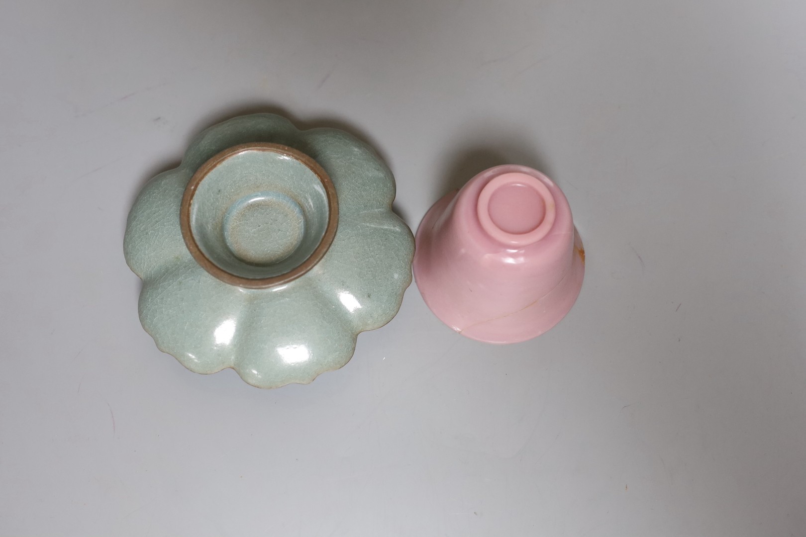 An 18th century Chinese famille rose dish, crackle-glaze stem cup, Beijing glass tea bowl and a Chinese Imari plate. Largest 24cm